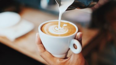 カフェラテとカフェオレの違いをコーヒー店員がざっくり解説